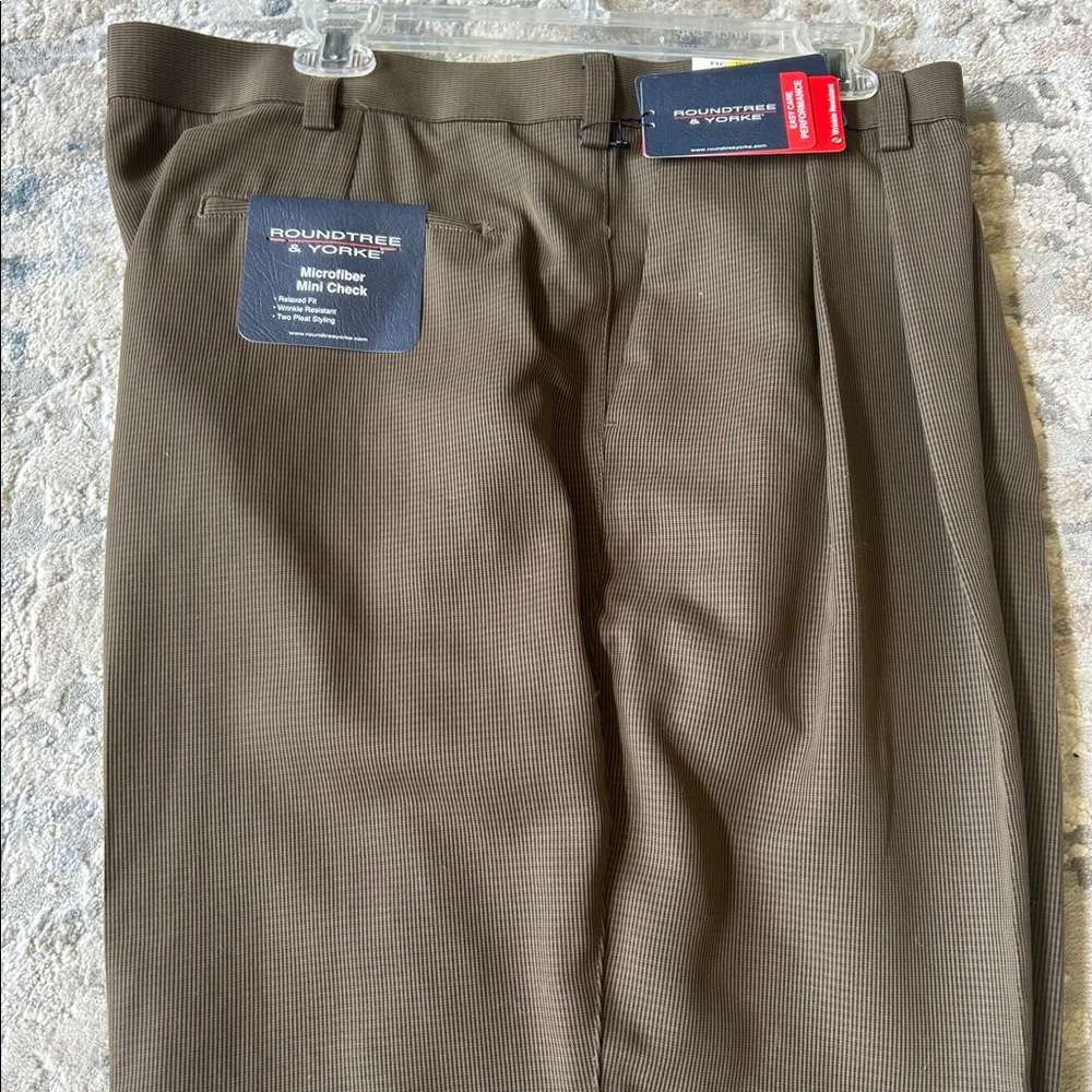BRAND NEW ROUNDTREE AND YORKE MENS SHORTS